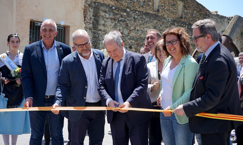 El ministre Jordi Hereu tallant la cinta inaugural de la Fira