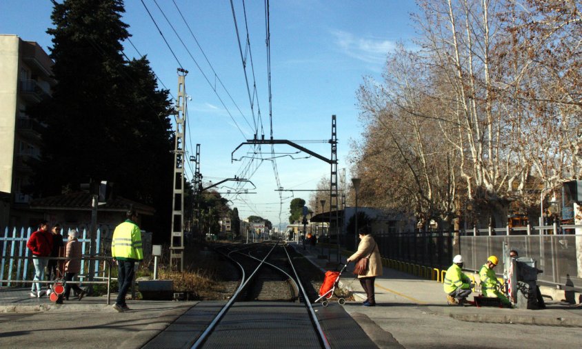 Imatge d'arxiu del pas a nivell del carrer de Barcelona de Salou, el gener de 2020, quan va deixar de funcionar l'antic traçat ferroviari