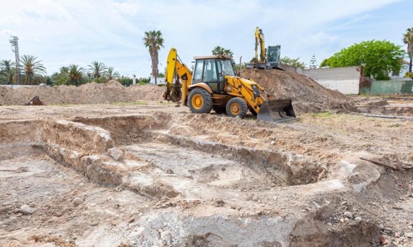 Imatge de les obres de fonamentació, al costat del castell de Vilafortuny