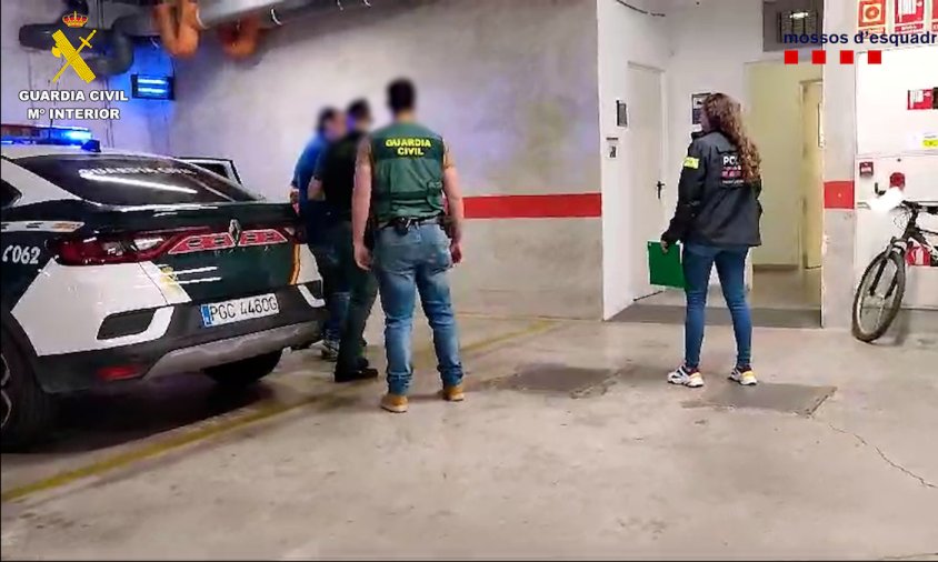 Detenció d'un dels membres de l'organització criminal acusada d'estafar més de 700 víctimes amb l'ús fraudulent del DNI