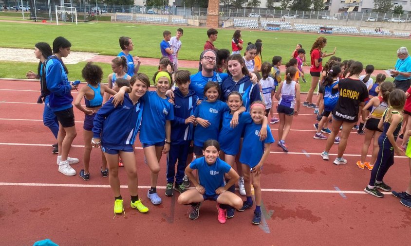 Foto de grup dels atletes del Club Atletisme Cambrils que van competir aquest passat cap de setmana