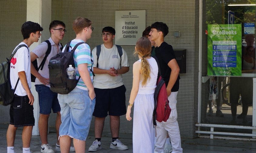 Els estudiants comentaven la jugada en rotllanes a la porta de l'institut