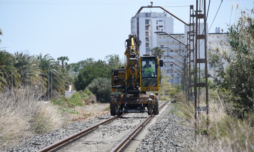 Maquinària retirant vies al camí del Corralet el passat mes de maig de 2023