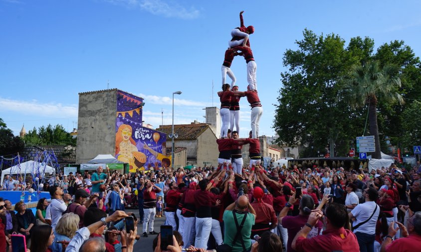 3 de 6 dels Xiquets de Cambrils, al costat de la font del Centenari