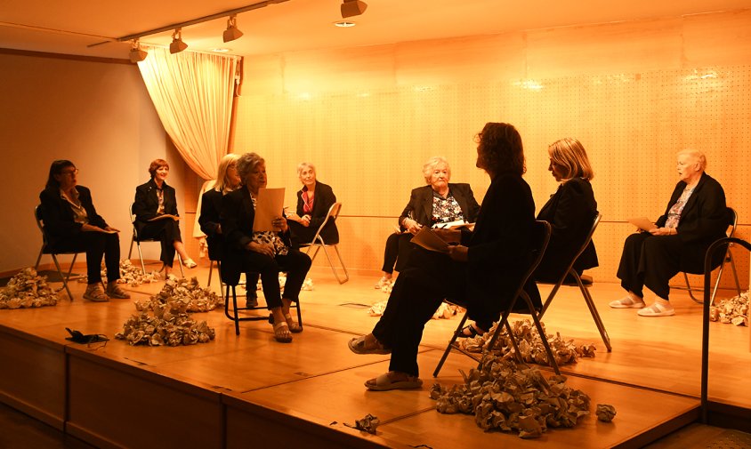 Les nou actrius de l'obra, dalt de l'escenari de la sala d'actes del Casal Municipal de la Gent Gran