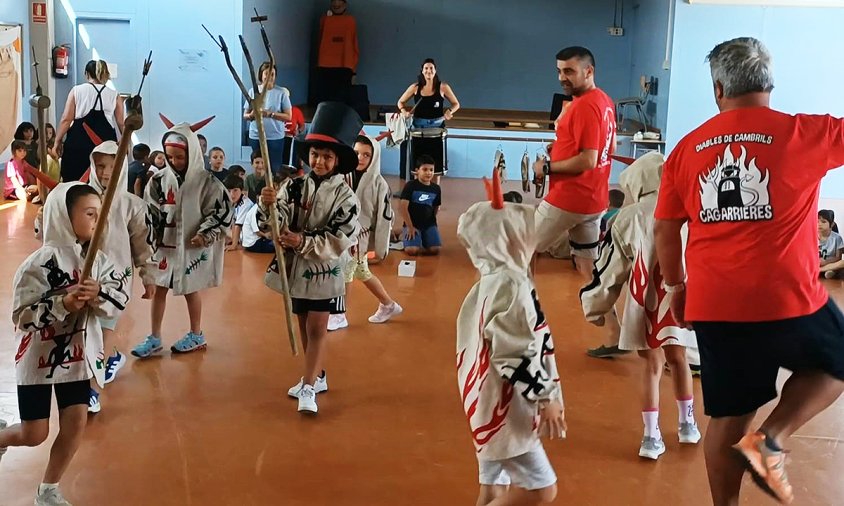 Els alumnes del Guillem Fortuny es van poder acostar a les tradicions festives cambrilenques de la mà dels Cagarrieres