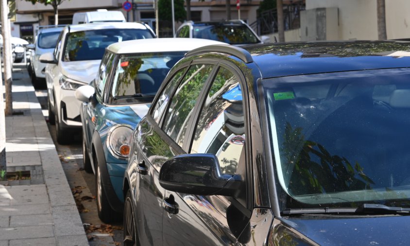 Vehicles aparcats al carrer de Jacint Verdaguer