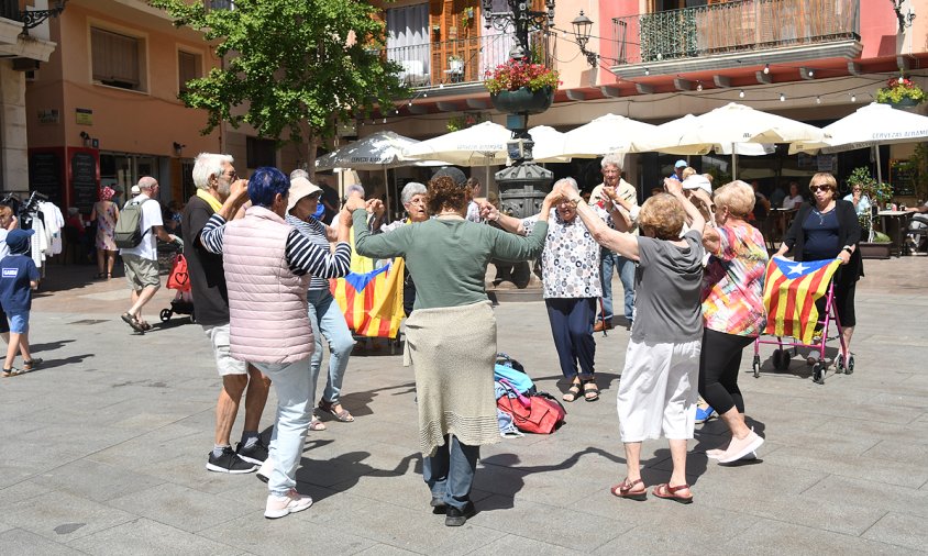 La concentració de les Àvies i Avis d'ahir es va iniciar a ritme de sardana