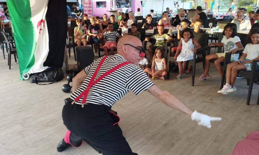 Imatge d'una activitat d'animació amb xiquets i xiquetes que han participat al projecte "Vacances en pau"