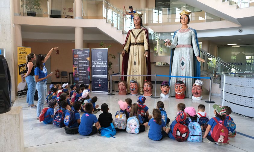 Imatge de la visita dels alumnes de l'escola Joan Ardèvol a l'Ajuntament