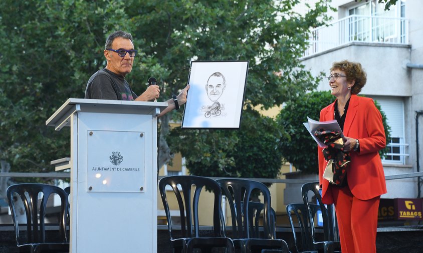 Pere Gutiérrez, pregoner d'enguany, amb Nuri Nolla, presidenta de l'Associació de Veïns del Barri de l'Estació després de rebre el quadre amb la caricatura