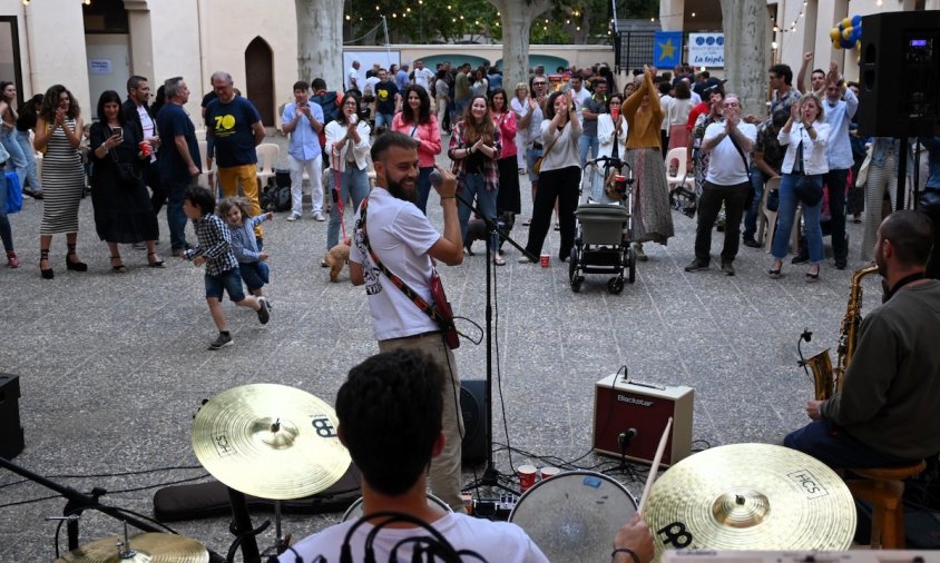 Un moment de l'actuació del grupo Surikates, ahir a la tarda, al pati de La Salle