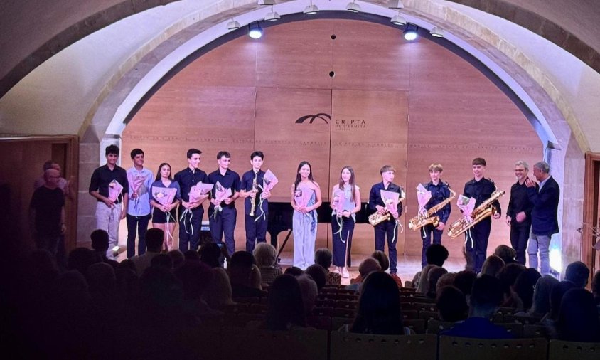 Foto de grup dels alumnes que van protagonitzar el concert, ahir al vespre, a la Cripta