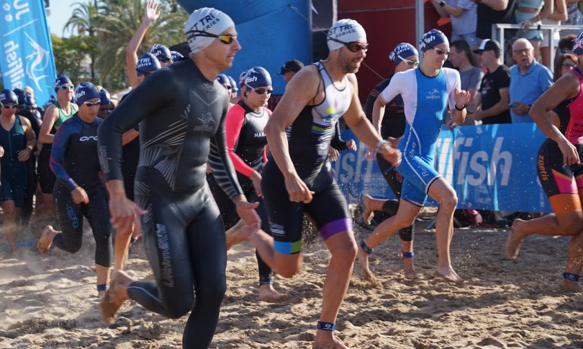 Un moment de la sortida del triatló, ahir al matí, a la platja del Regueral