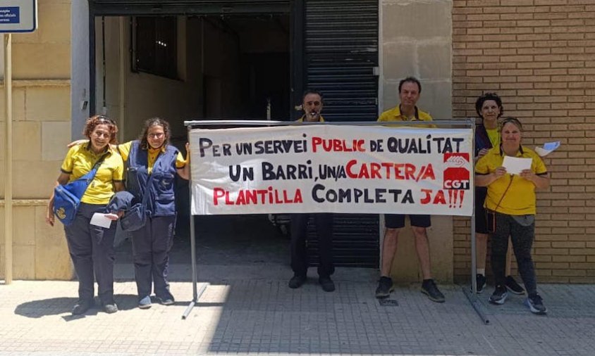 Treballadors de Correus a Cambrils, exhibint una pancarta de protesta