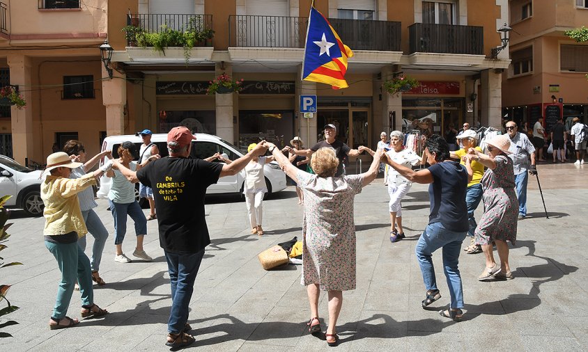 La concentració d'ahir es va iniciar amb la ballada de la Santa Espina