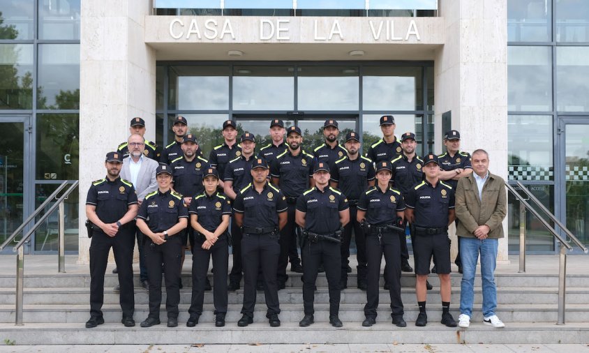 Foto dels 16 agents de policia que s'han incorporat a la plantilla