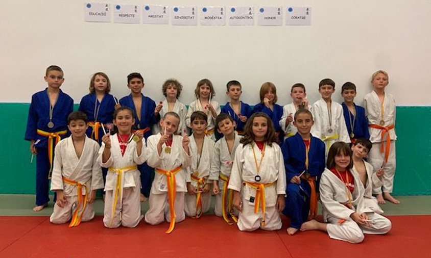 Els 20 judokes de la categoria benjamí del Dojo Cambrils que van participar al Trofeu Dojo Tarraco