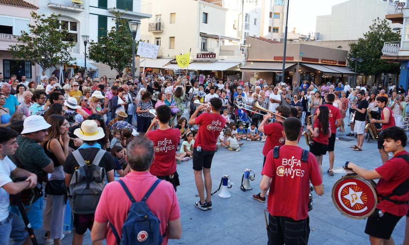 L'Embarcada va finalitzar a la Plaça del Pòsit, on s'hi van aplegar força persones