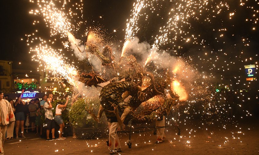 Les bèsties de foc van ser tot un atractiu al correfoc d'ahir a la nit al port