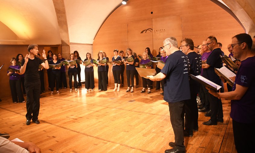 La Coral Verge del Camí amb el seu director, Robert Faltus, ahir a la Cripta