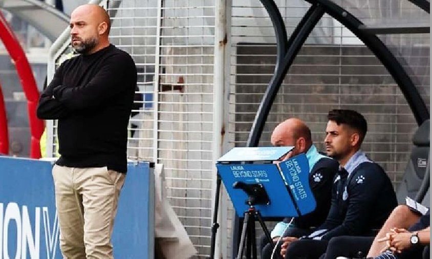 David Llobet, a la banqueta de l'Espanyol, darrera de l'entrenador, Manolo González