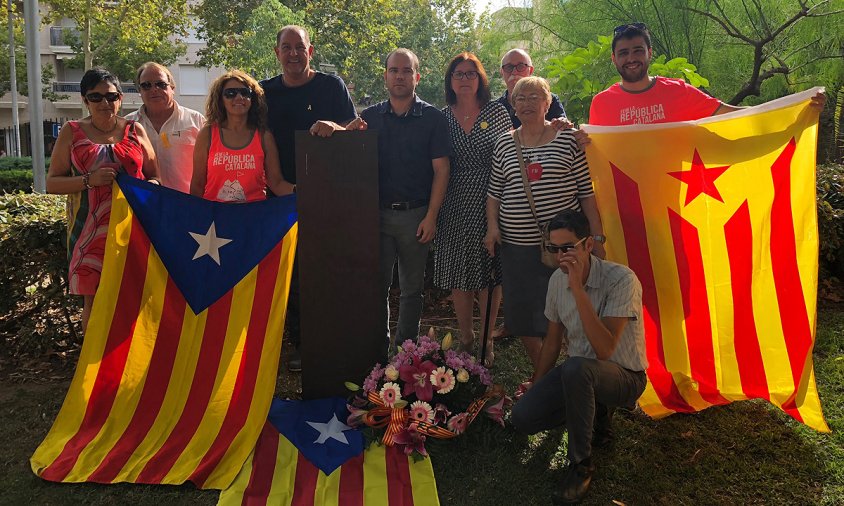 Imatge de l'ofrena floral d'ERC al parc del Pescador, ahir al matí