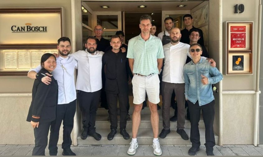 Pau Gasol amb l'equip del restaurant Can Bosch, ahir al migdia