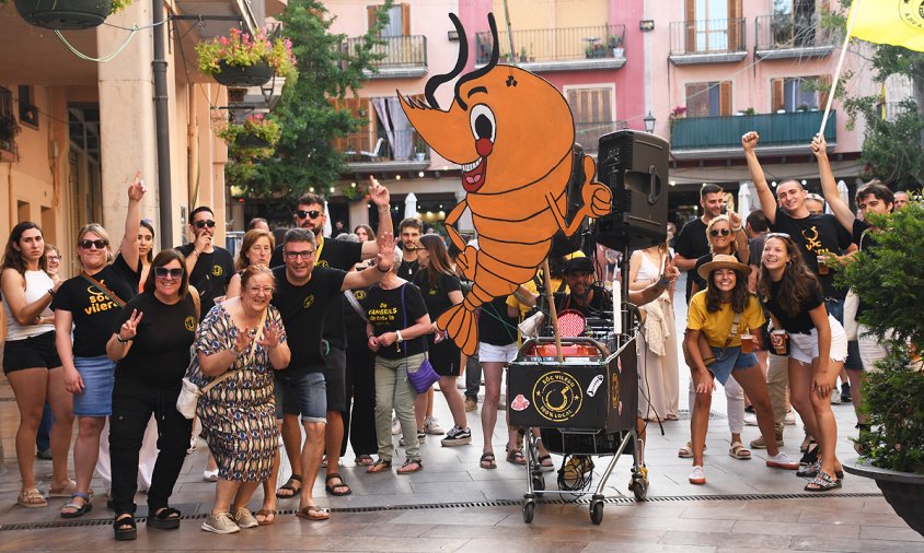 Sortida de la Baixada de la Gamba de la plaça de la Vila, ahir al vespre