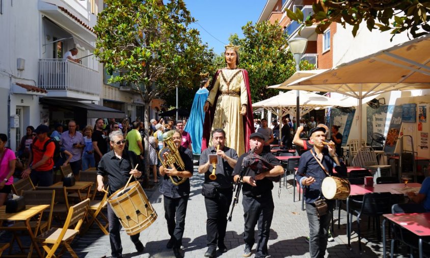 La comitiva va ser acompanyada per la música de la Cobla Ministrers