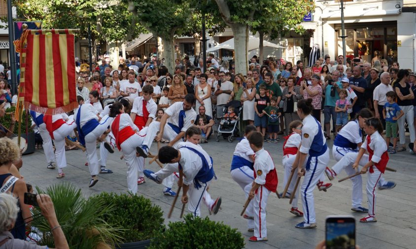 El Ball de Bastons de Cambrils actuant a la plaça de l'Església durant la cercavila