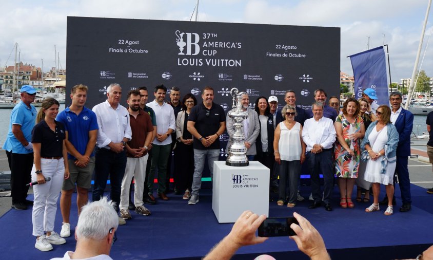 Autoritats fotografiant-se amb la Copa Amèrica a Cambrils