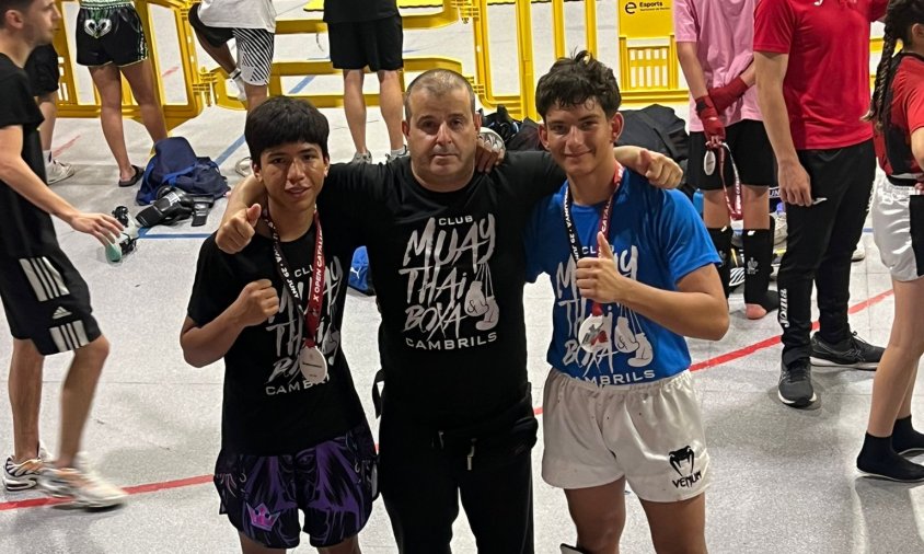 Salvador Gaya, entrenador del Club Muaythai i Boxa Cambrils, amb Erazo i Nikolaev