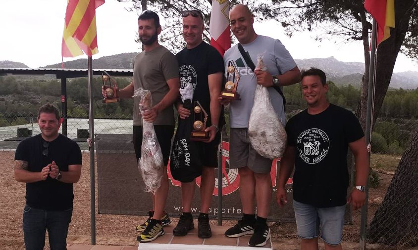 Antoni Ruiz Nat amb altres dos tiradors, al podi de la prova de l'Ametlla de Mar