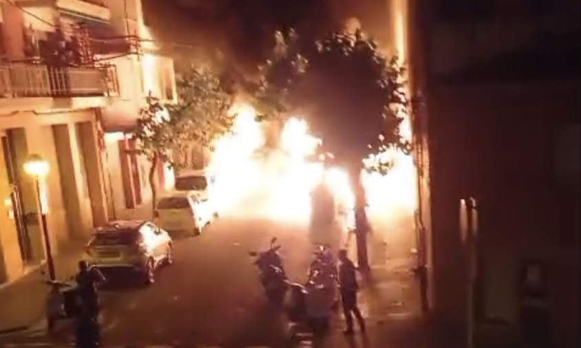 Imatge de les grans flamarades que van afectar un tram del carrer de Colom