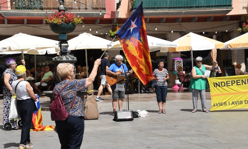 Un moment de la concentració de les Àvies i Avis, ahir al matí, a la plaça de la Vila