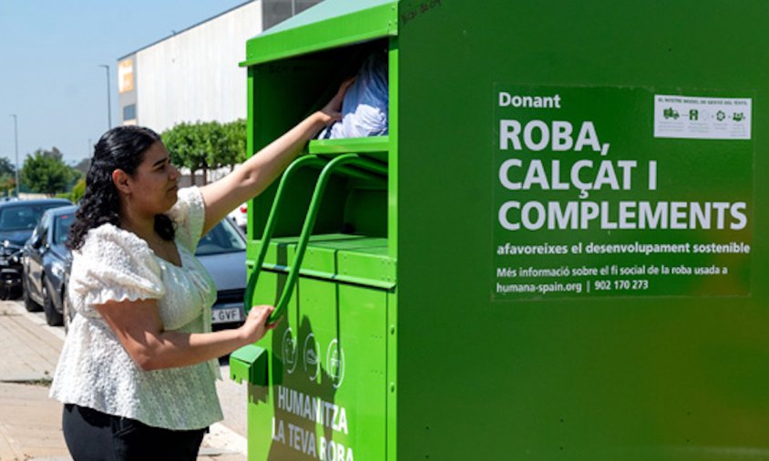 Imatge d'una dona dipositant la roba usada a un contenidor d'Humana