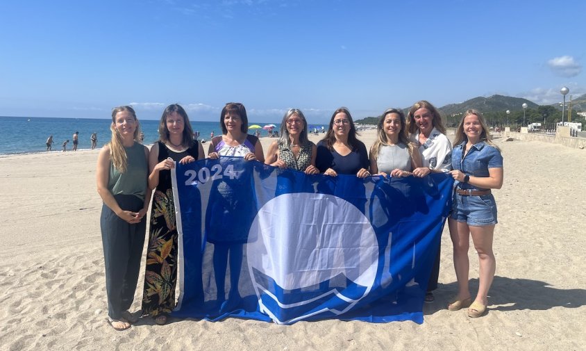 Les regidores de l'Ajuntament, amb la Bandera Blava 2024