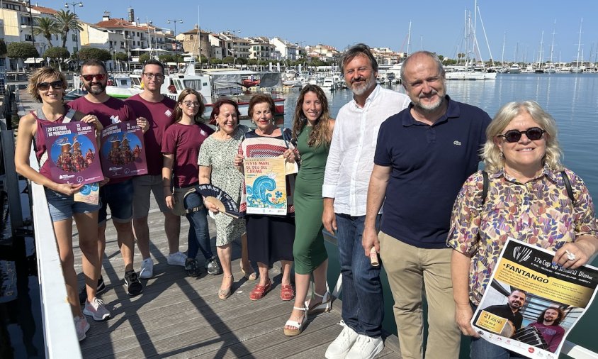 Autoritats i representants de les entitats ahir a la tarda al Port de Cambrils