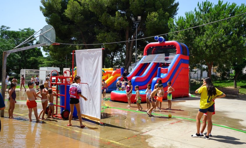 Els inflables d'aigua van captar l'atenció de molts xiquets i xiquetes del barri