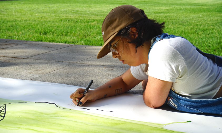 Maria Borràs pintant a la plaça del Setge