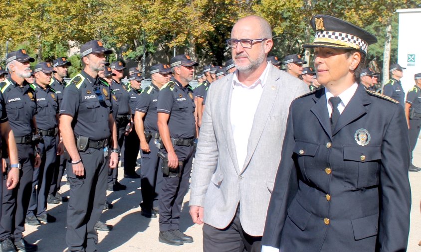 Raquel López al costat de l'alcalde Alfredo Clúa en la Diada de Sant Miquel de 2023