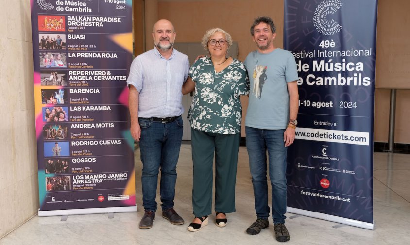 L'alcalde Alfredo Clúa i el regidor Jordi Barberà amb la presidenta de l'AFA Costa Daurada, Carmen Barros