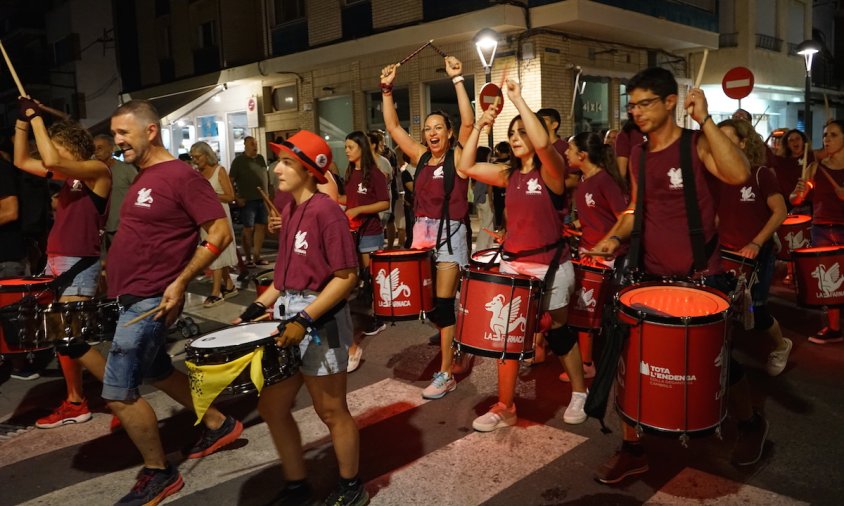 Un moment del pas dels Timbalers de la Farnaca pel carrer de Sant Pere