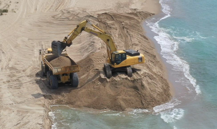 Treballs de moviment de sorra a les platges tarragonines