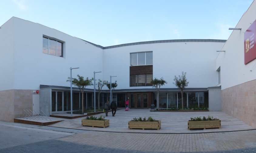 el vestíbul de la Casa de Cultura Blanca d’Anjou de l'Hospitalet de l'Infant és un dels refugis climàtics