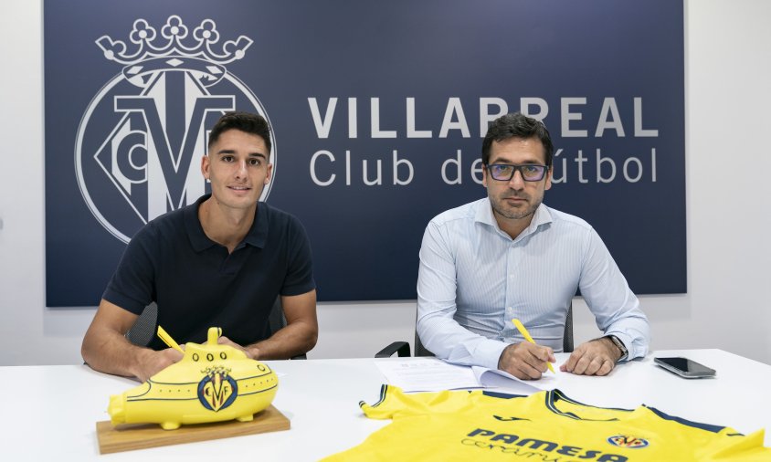 Sergi Cardona signant el seu nou contracte amb el Vila-real FC