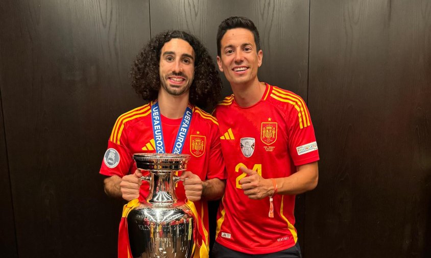 El cambrilenc Aleix Piqué celebrant el títol de l'Eurocopa aconseguit pel seu representat, Marc Cucurella