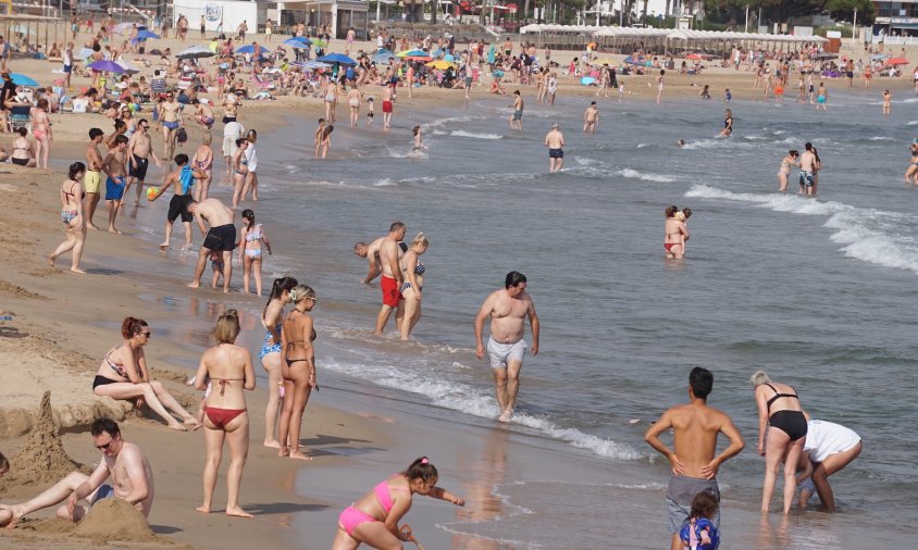 Banyistes a la platja del Regueral, aquest estiu