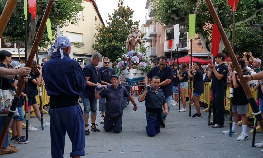 Els portants de la Verge arribant a l'Església de Sant Pere de genolls